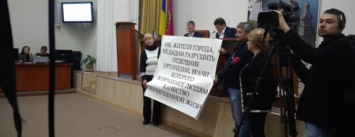 В мэрии Запорожья протестовали против сокращений в больнице
