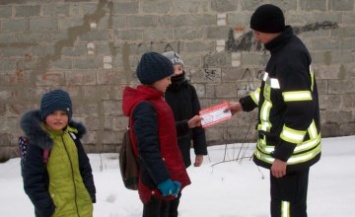 На Днепропетровщине спасатели провели профилактические беседы среди населения, напомнив им правила пожарной безопасности в быту