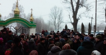 В Тернопольской области произошла стычка между раскольникоком УПЦ МП и полицией