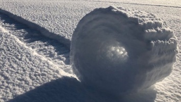 На полях в Англии снег самостоятельно свернулся в удивительные рулоны. Фото