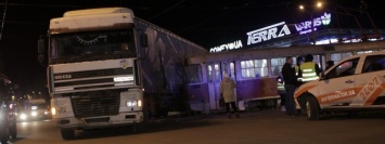 На Богдана Хмельницкого трамвай №16 «дал угла» и ударил фуру: дорога почти перекрыта