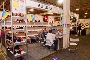 Обувная фабрика мэра Аккермана рекламирует свою продукцию в Канаде