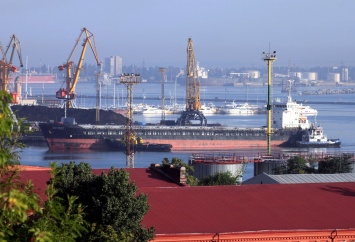 Военный корабль России замаскировали в Черном море: что происходит