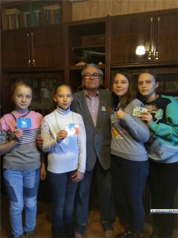 Керченские школьники поздравили ветеранов войны с Днем защитника Отечества