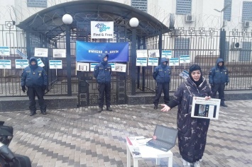 У посольства РФ в Киеве требовали расследовать похищения и убийства активистов в Крыму