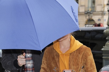 Алисия Викандер и Майкл Фассбендер гуляют по дождливому Парижу