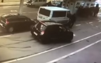Опубликовано видео, как украинские пограничники пропустили авто с героином