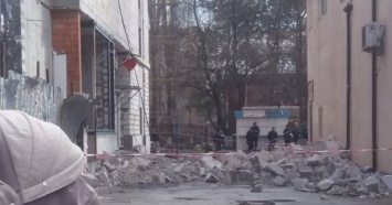 В Одессе ветер развалил стену торгового центра, есть пострадавшие