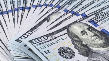 Доллар пробил критическую отметку: валюта дорожает