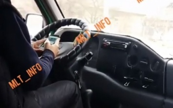 В сети показали водителя маршрутки, который во время движения играет на телефоне и не держит руль (ВИДЕО)