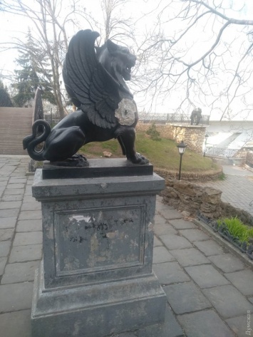 Вандалы в очередной раз повредили грифона в "уголке старой Одессы"