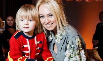 Яна Рудковская похвасталась, что не покупает сыну одежду