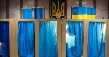 В Запорожской области местный депутат привез десятки избирателей прямо к участку