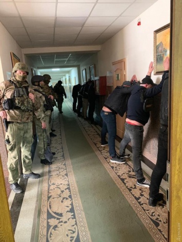 Находящийся в розыск бизнесмен нанял боевиков и напал на офис Службы автодорог Одесской области: его задержала полиция