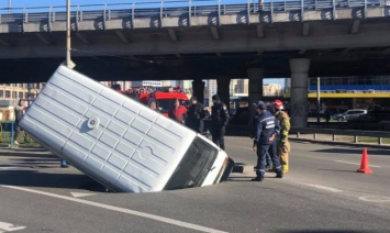 Около Центрального автовокзала Киева в яму на дороге провалился микроавтобус (фото, видео)