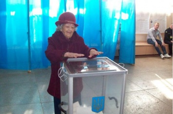 Эта 94-летняя женщина из Херсона впервые была на выборах в 1937-м