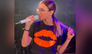 Ольга Бузова заявила, что у нее украли дизайн футболки «с губами»
