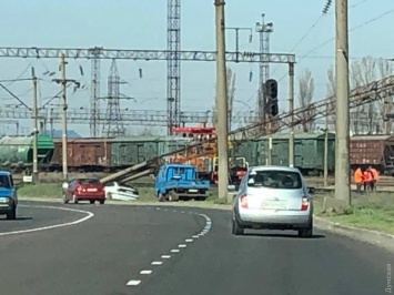 Под Одессой водитель легковушки сбил электроопору железной дороги