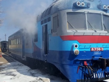 В Николаевской области спасатели за полчаса потушили пылающий поезд