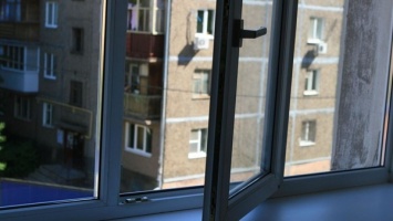 В Хмельницком чудом спасли парня, пытавшегося выброситься из окна: подробности