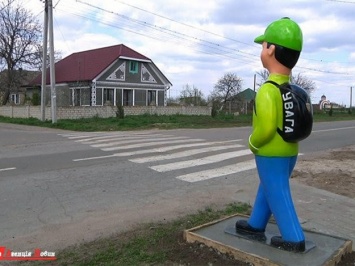 Водители задумаются: под Одессой у пешеходных переходов появились фигуры детей