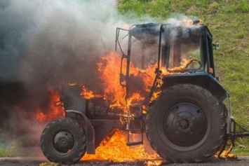На Сумщине сгорели тракторы: на месте пожара нашли бутылку с зажигательной смесью