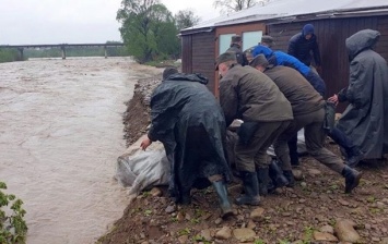 Нацгвардию привлекли к ликвидации последствий разлива реки на Прикарпатье