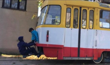 Большой риск для жизни: в Каменском подростки придумали опаснейшее развлечение на трамвае