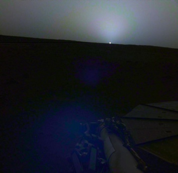 Зонд InSight показал, как выглядит закат на Марсе