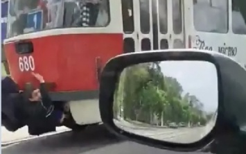 Опасные развлечения: под Днепром дети катаются на подножках трамваев
