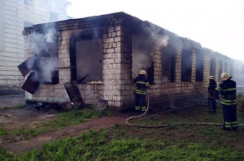 На территории школы в Каменском произошел пожар