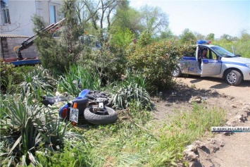 В Керчи водитель мотоцикла оказался в цветочной клумбе
