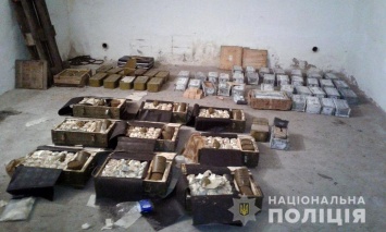 В гараже бывшего военного кладовщика в Прилуках обнаружили 49 ящиков патронов и 175 гранат