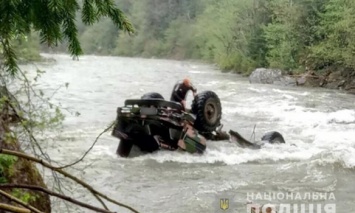 В Ивано-Франковской области грузовик с туристами сорвался с высоты в реку, есть погибшие и травмированные