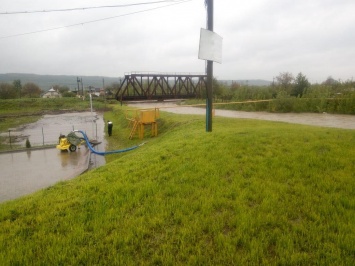 В Ивано-Франковской области наводнение. Река Ворона вышла из берегов. Фото