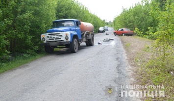 На Полтавщине велосипедист объезжал грузовик и врезался в ВАЗ (фото)