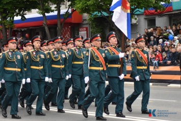 Юные казаки и казачки приняли участие в Параде Победы в столице Крыма