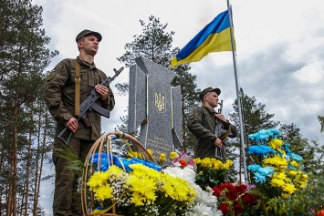 В Донецкой области открыли памятный знак погибшему офицеру Нацгвардии