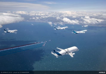 Airbus отметил 50-летие показательным полетом своих самолетов