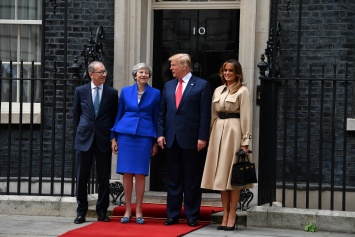 Новый образ Мелании Трамп в британском турне