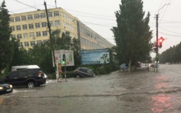 В Новой Каховке во время дождя ушел под воду автомобиль (Видео)