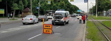 В Виннице "скорая" снесла велосипедистку на пешеходном переходе: момент аварии