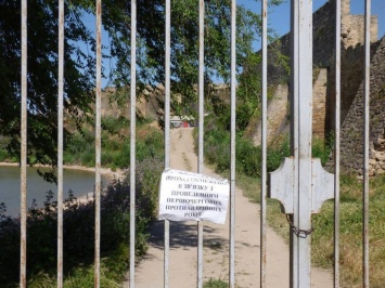 Берег лимана под Аккермаской крепостью отгородили забором: мэрия хочет его снести