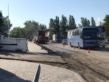 Без деревьев, но идеально ровная - в Мелитополе осовременили историческую улицу (фото, видео)