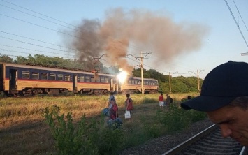 «Люди на ходу выпрыгивали из вагонов»: под Днепром загорелась электричка (видео)