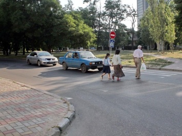 Берегись автомобиля: в Одессе стерлись пешеходные переходы