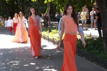 Полтысячи моделей продефилировали по Приморскому бульвары Одессы и установили рекорд