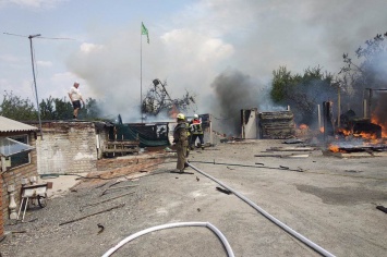 В Кривом Роге горело частное домовладение, огонь едва не перекинулся на весь поселок