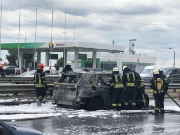 На Южном мосту в Киеве дотла сгорел автомобиль