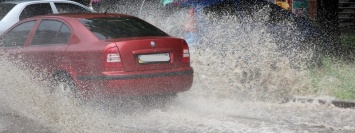 В Никополе летний дождь затопил улицы: куда не стоит ехать автомобилистам